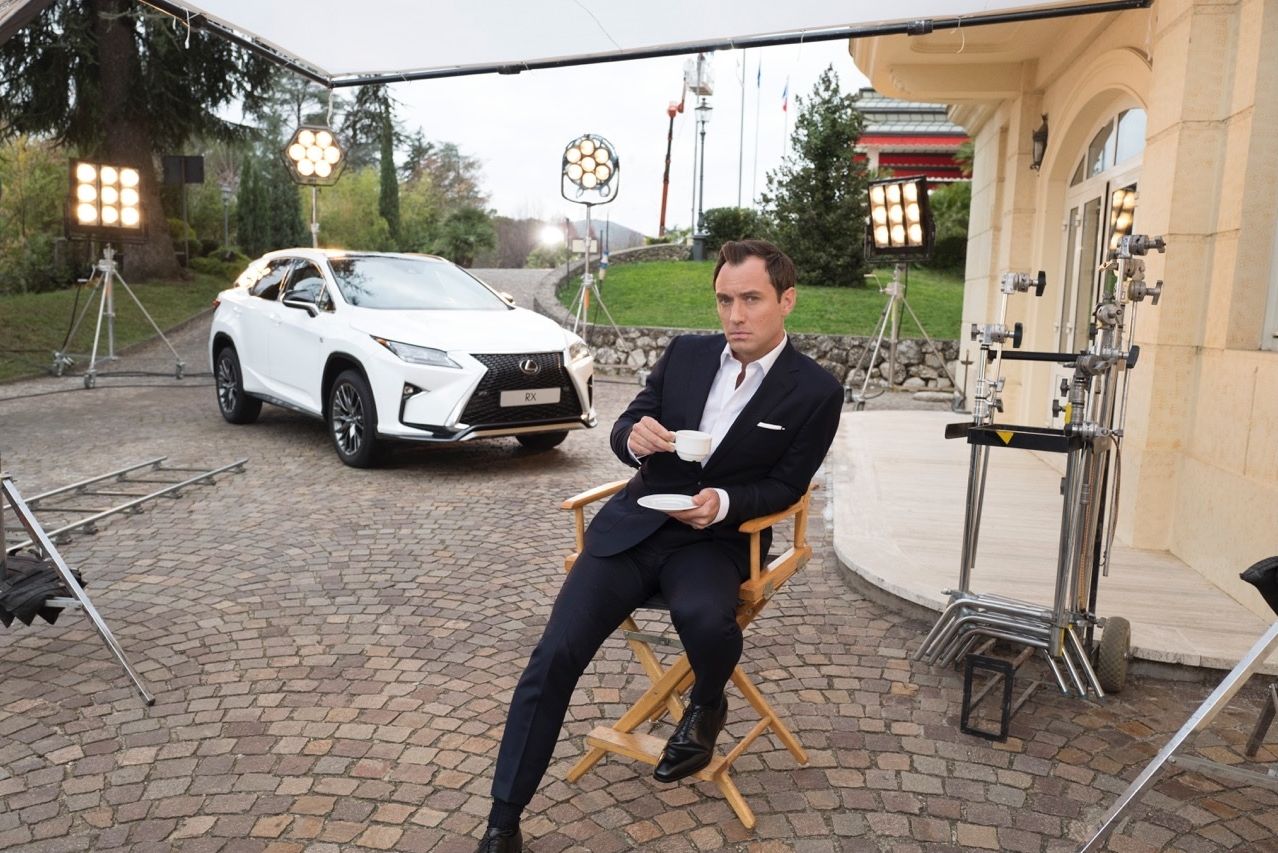 Jude Law ist Star der neuen Werbekampagne von Lexus