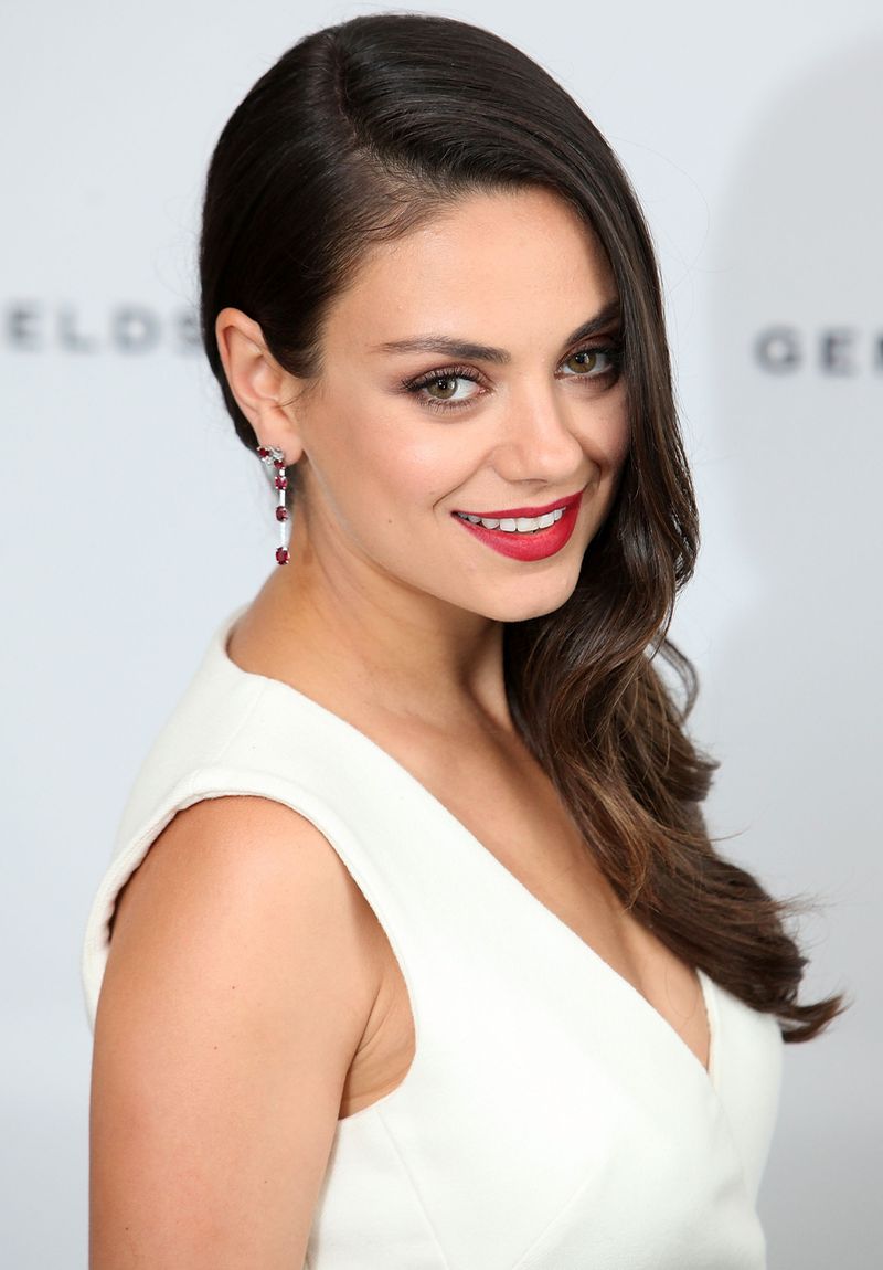 Gemfields Markenbotschafterin Mila Kunis trägt Fabergé Rubin Schmuckset mit „Mozambican Rubin“