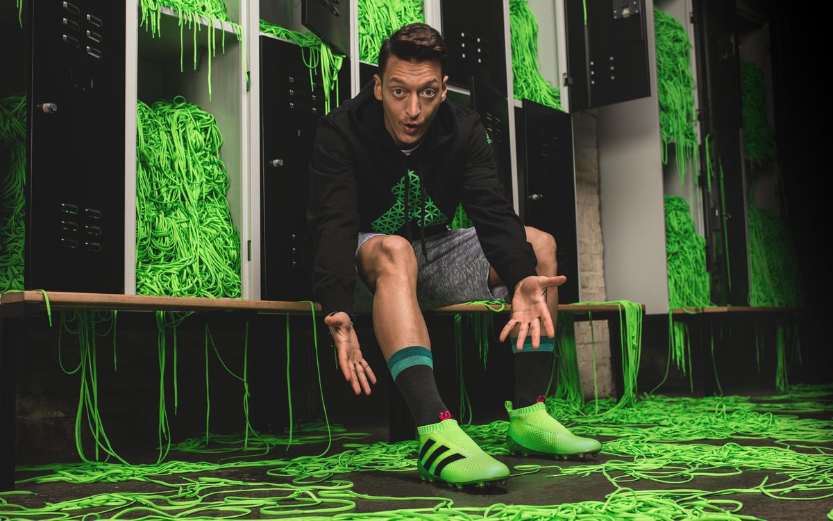 Mesut Özil und der Adidas "Ace 16+"