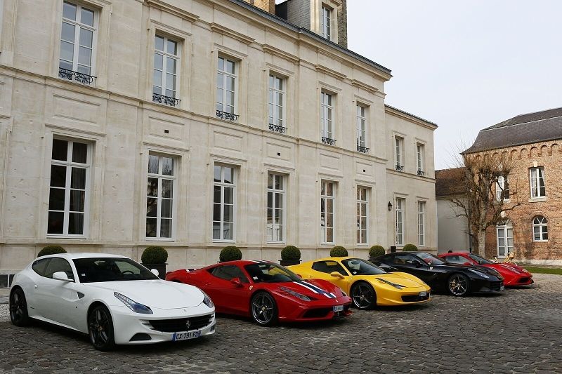 Ferrari vor dem Hôtel du Marc, Veuve Clicquots Privathotel in Reims