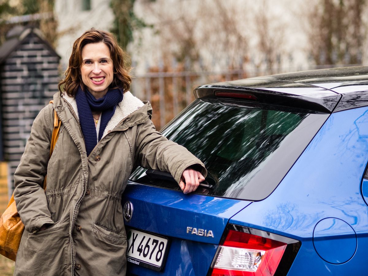 Tanya Neufeldt (aka Lucie Marshall) fährt Skoda