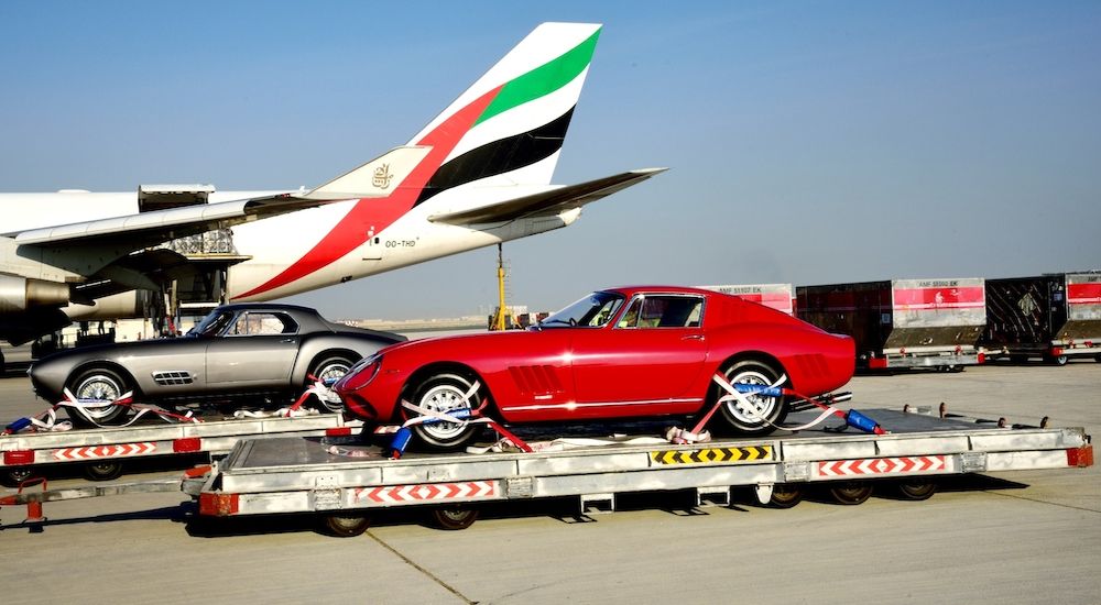 Emirates SkyWheels transportiert automobile Schätze