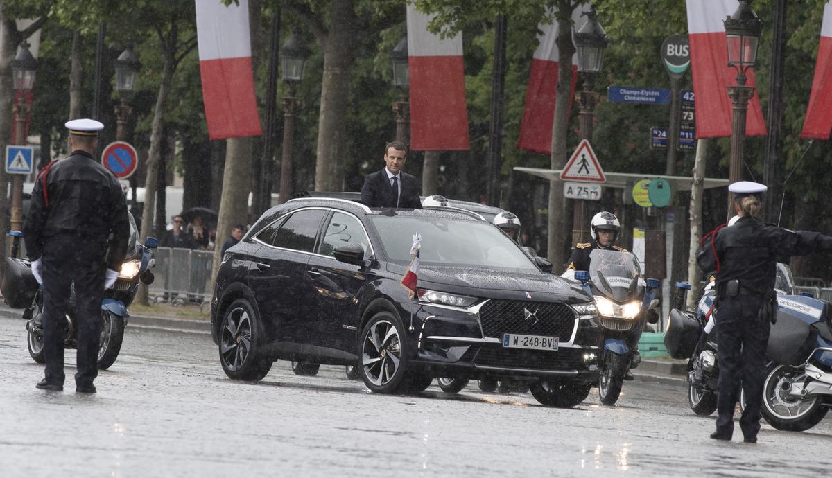 Emmanuel Macron winkt aus dem SUV