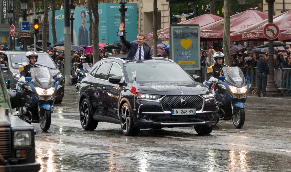 Emmanuel Macron winkt aus dem SUV