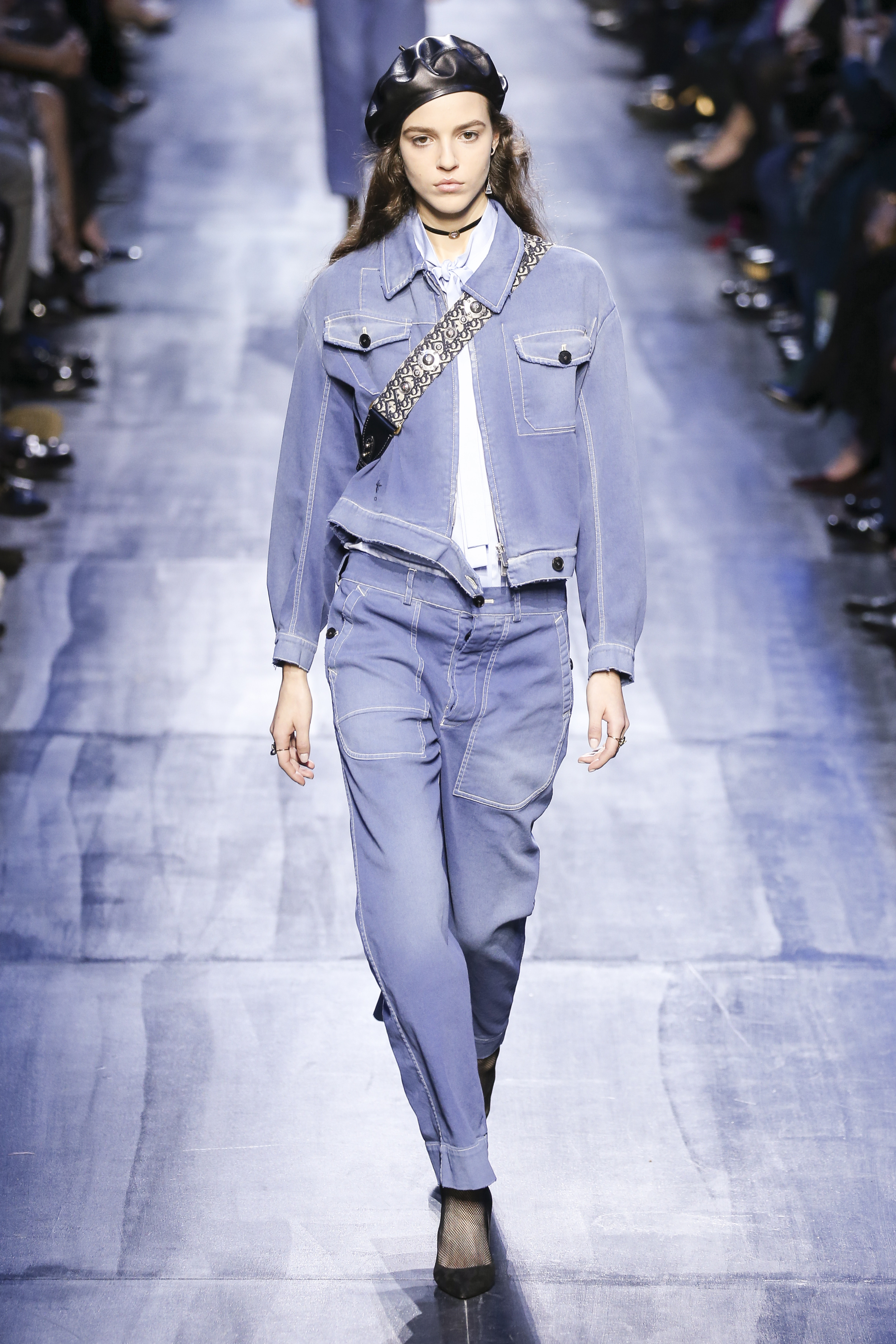 Paris Fashion Week Fall: Kompletter Denim-Look mit Jeansjacke und -Hose von Christian Dior