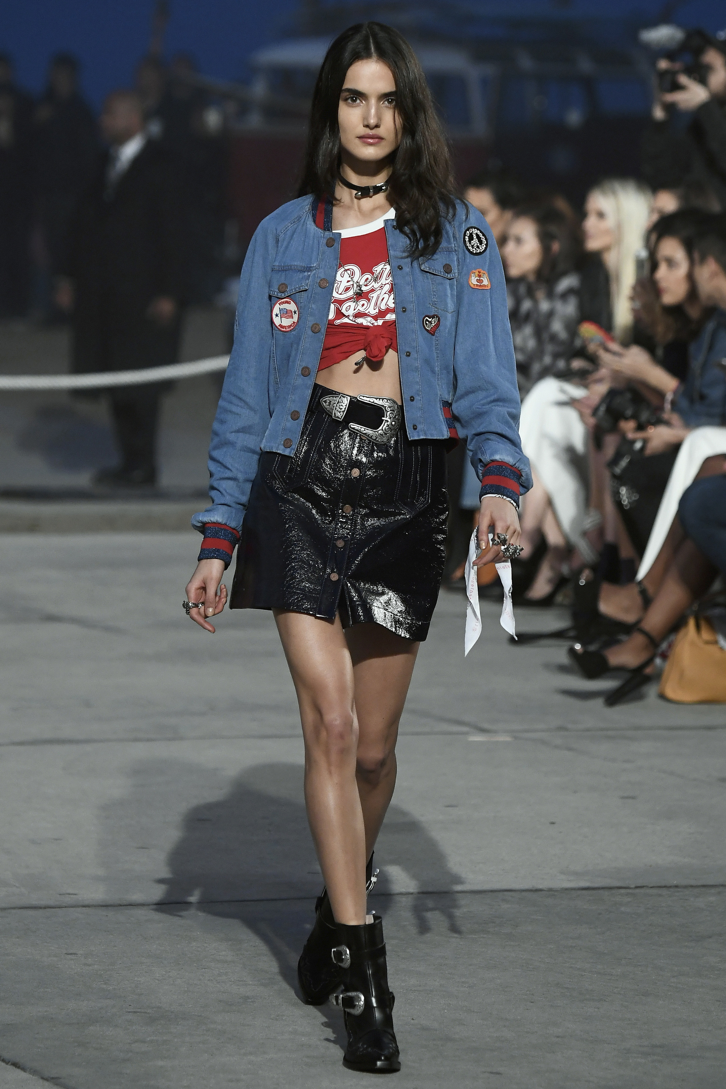 Bei einer Modenschau in Los Angeles präsentiert ein Model die Jeansjacke mit Patches aus der Kollektion von Tommy Hilfiger und Gigi Hadid