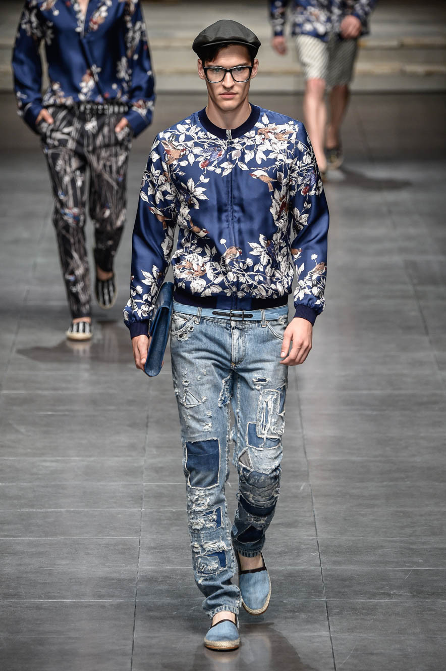 Milan Fashion Week Spring: Ein Model in Ripped Jeans, Blouson und Espadrilles bei der Show von Dolce &amp; Gabbana (ddp images)