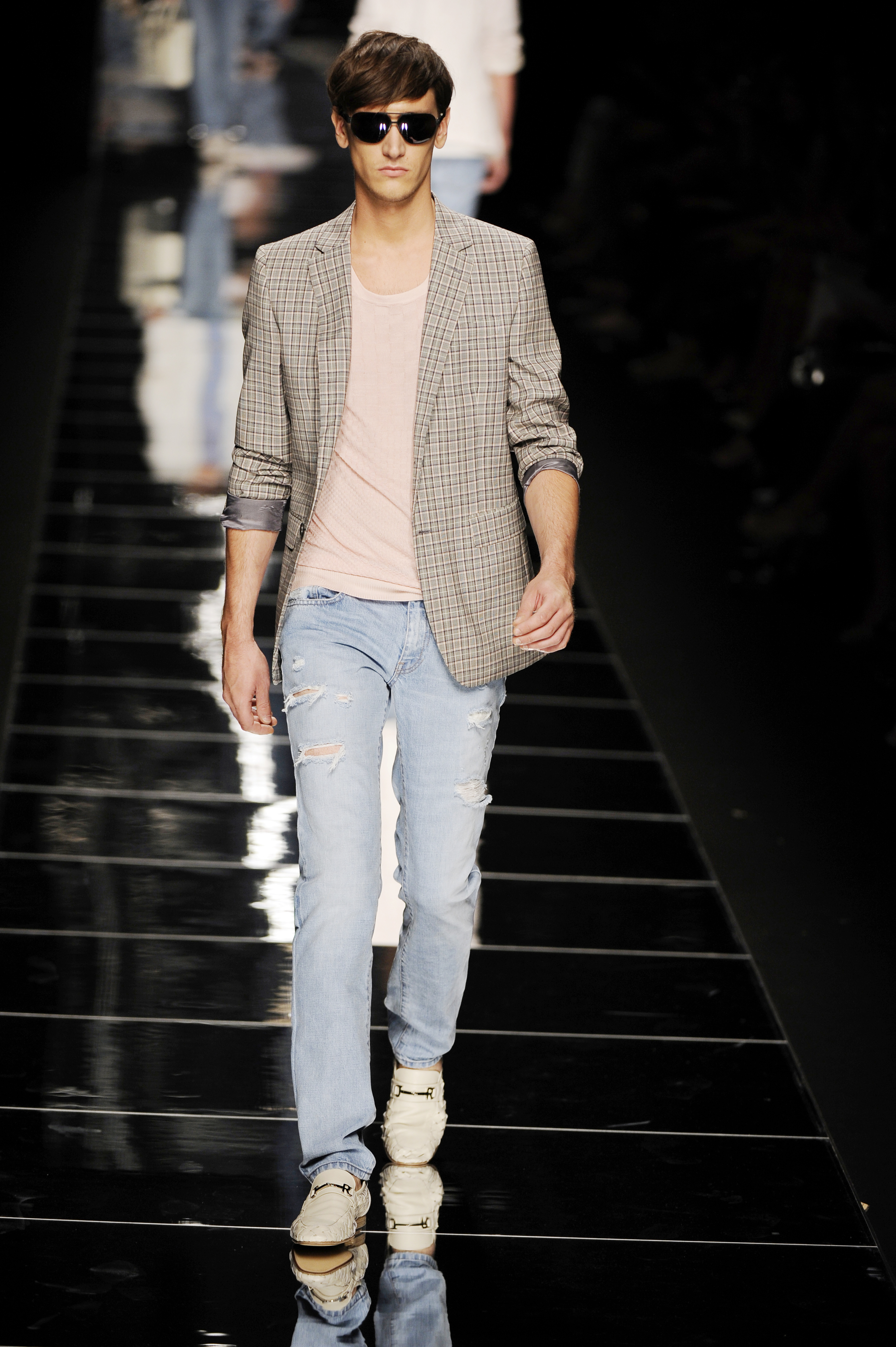 Bei der Milan Fashion Week zeigte John Richmond eine Ripped Jeans mit einem hellen Sakko und Loafern (ddp images)