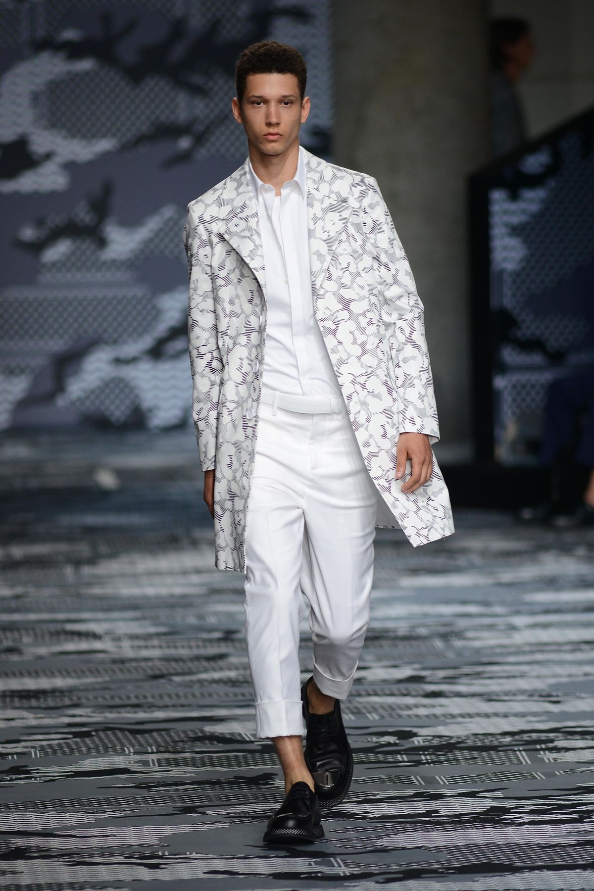 Mantel und Sommer? Das geht, wie Neil Barrett bei der Milan Men’s Fashion Week Spring/Summer zeigte (ddp images)