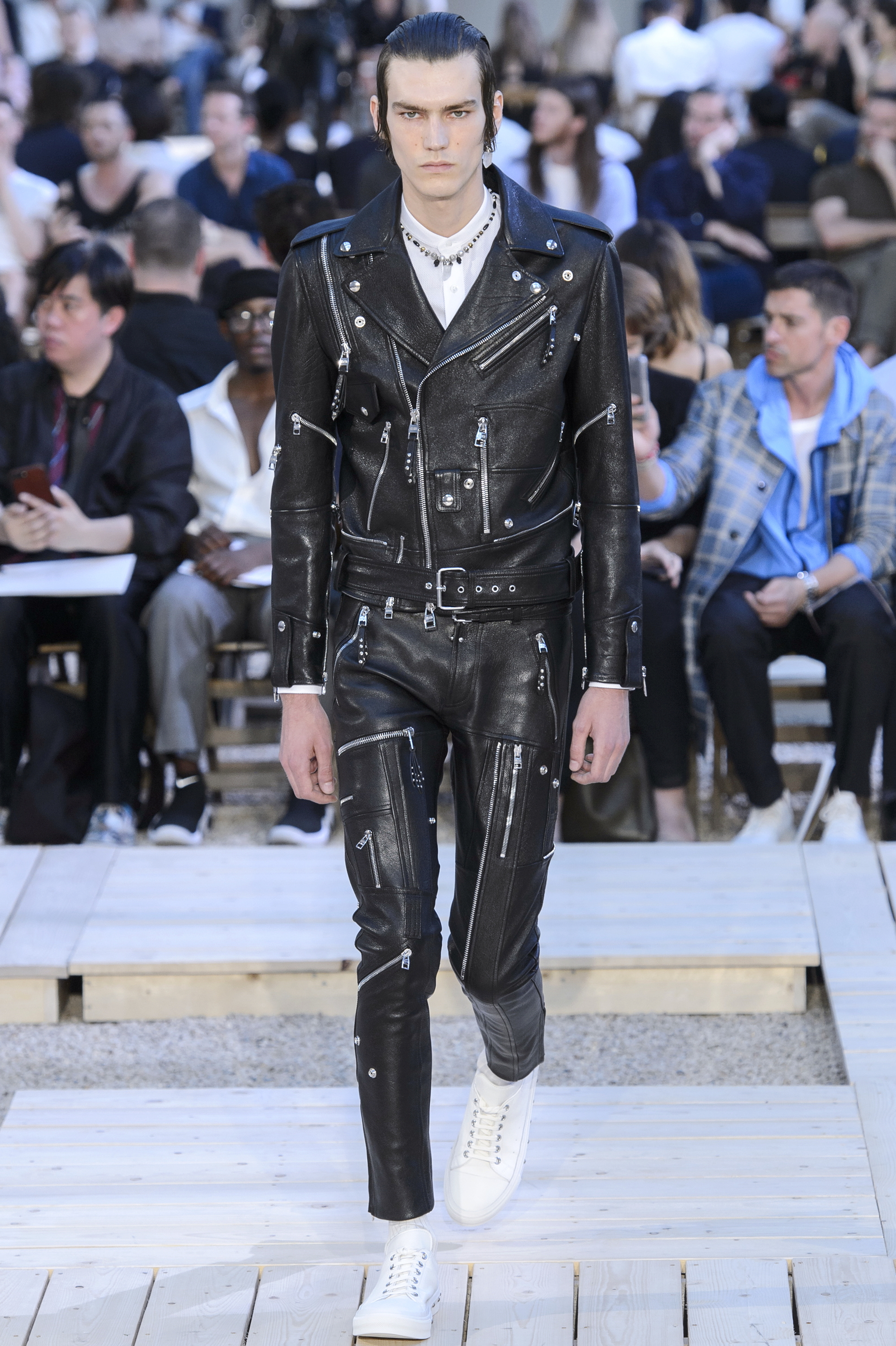 Paris Fashion Week Spring/Summer: Kompletter Look aus Leder bei der Alexander McQueen Show (ddp images)