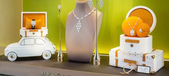 Bulgari macht einen Ausflug im Fiat 500