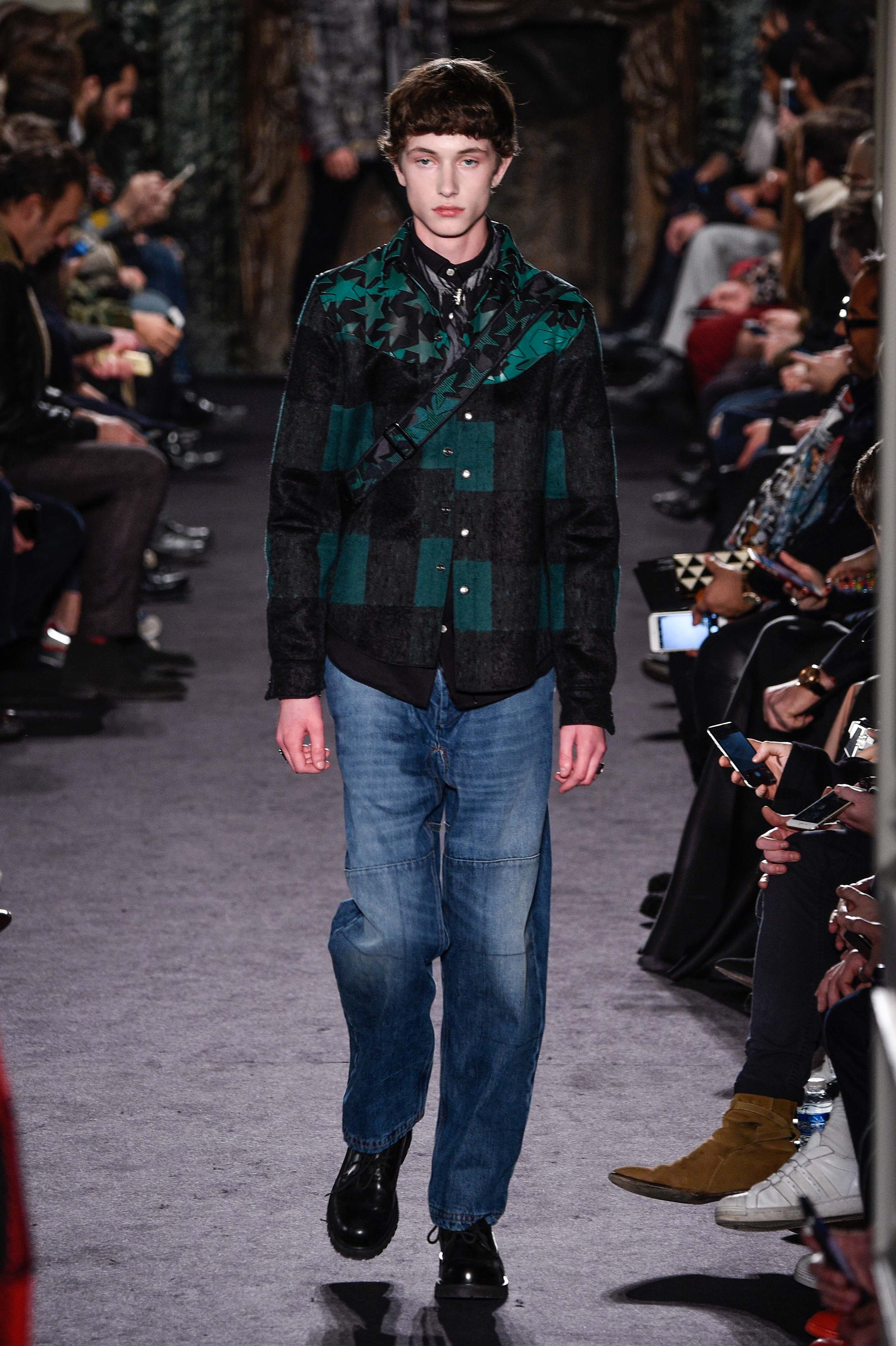 Paris Fashion Week Fall: Karierte Jacke in Hozlfällerhemd-Optik und Jeans bei der Valentino Show (ddp images)