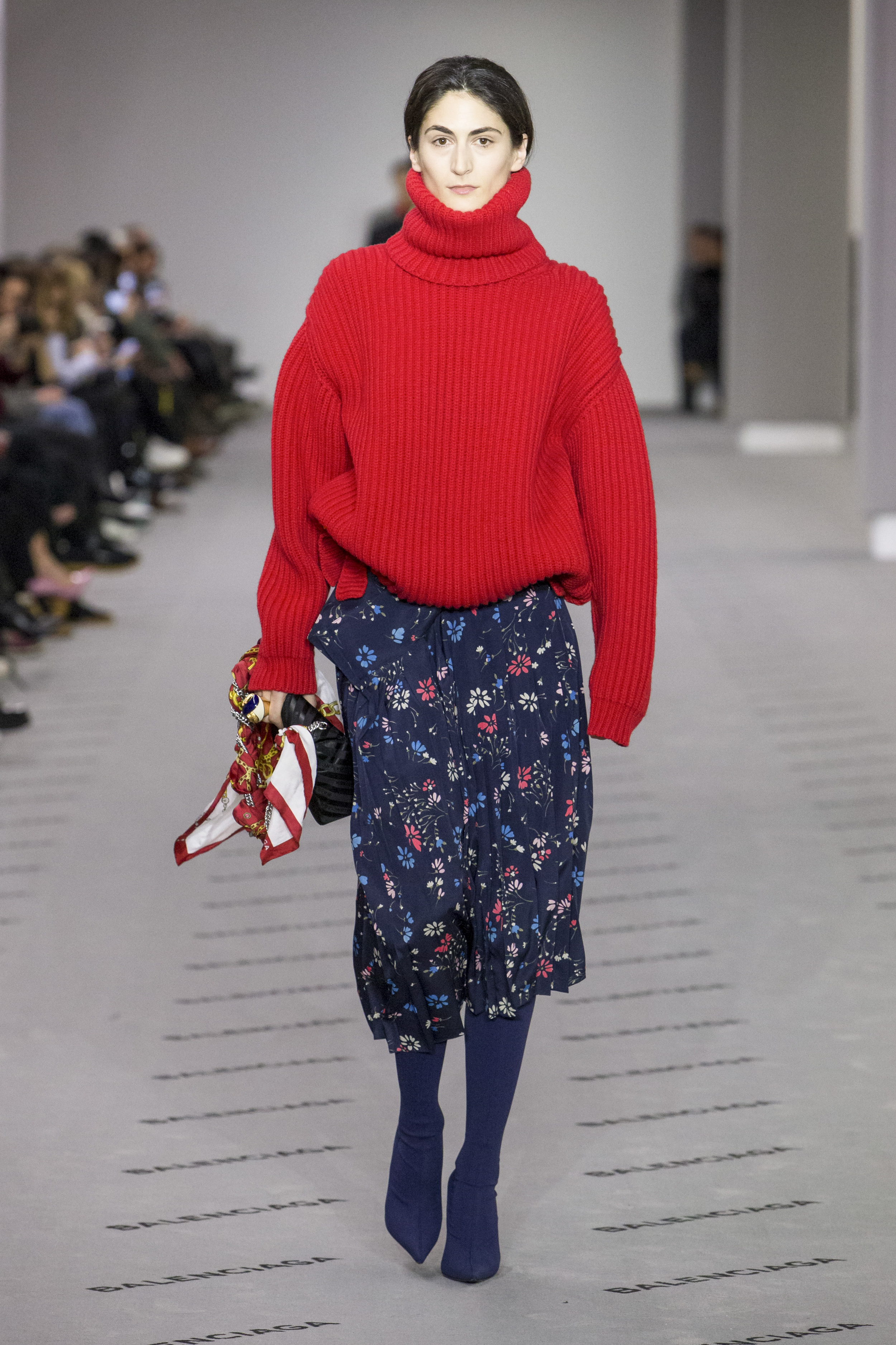 Paris Fashion Week Fall: Sock Boots in Kombination mit Rock und Pullover bei der Show von Balenciaga