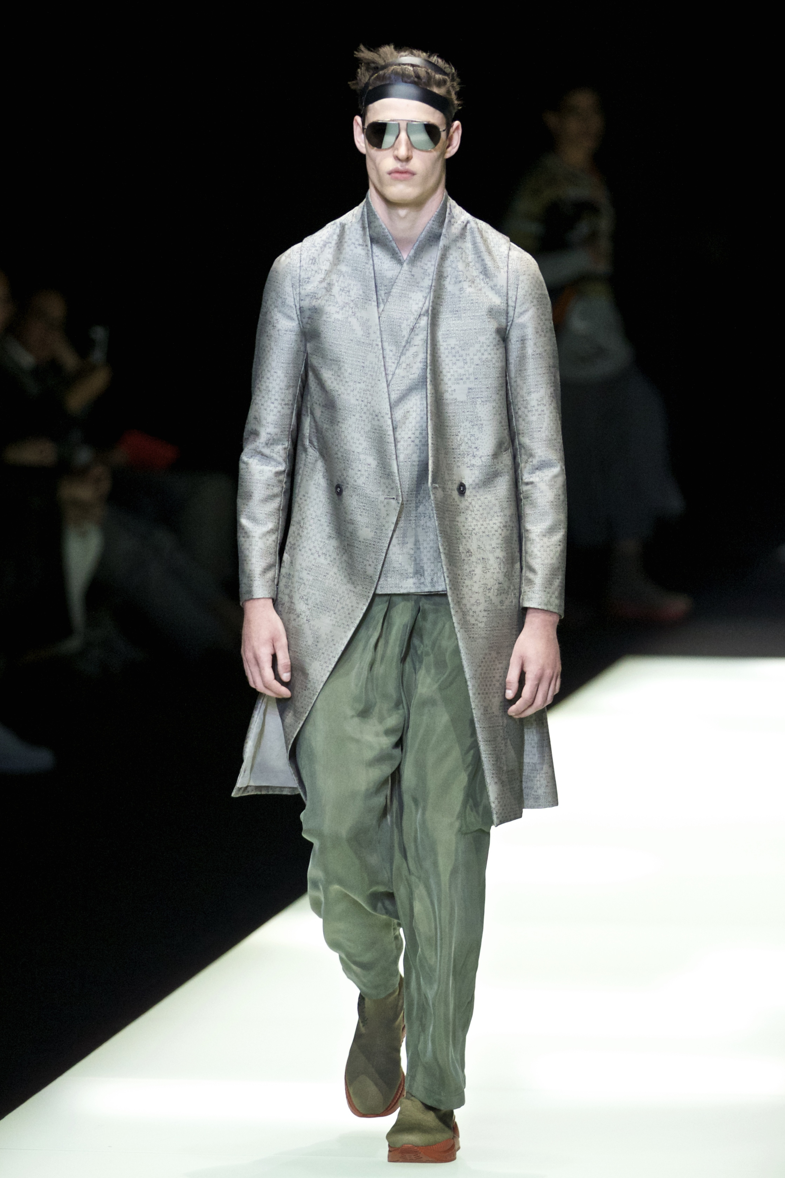 Milan Fashion Week Spring Summer: Emporio Armani zeigt einen Mantel in Metallic-Silber in Kombination mit einer grünen Stoffhose