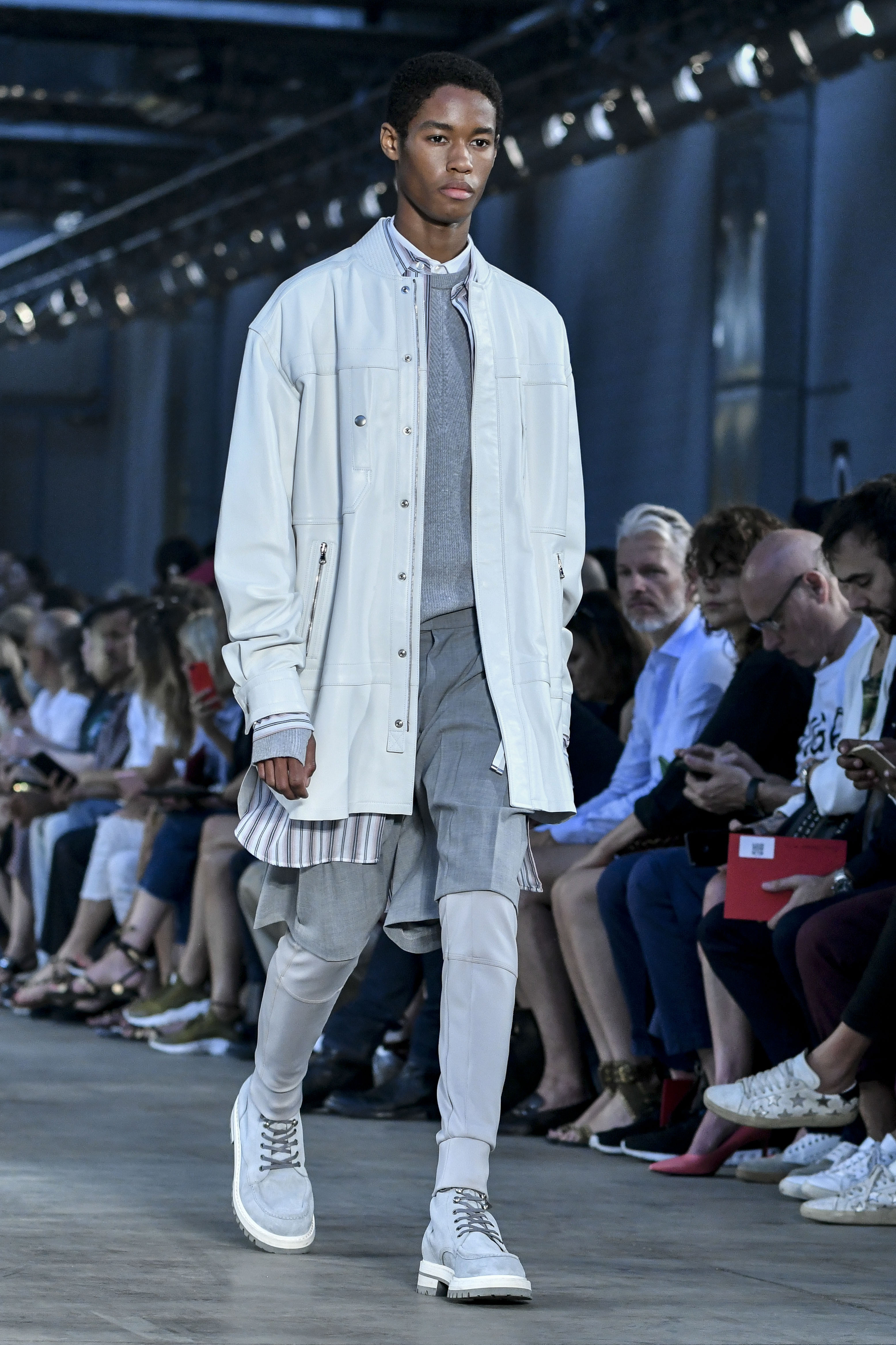 Milan Men's Fashion Week Spring: Moderner Regenmantel in Grau bei Diesel Black Gold