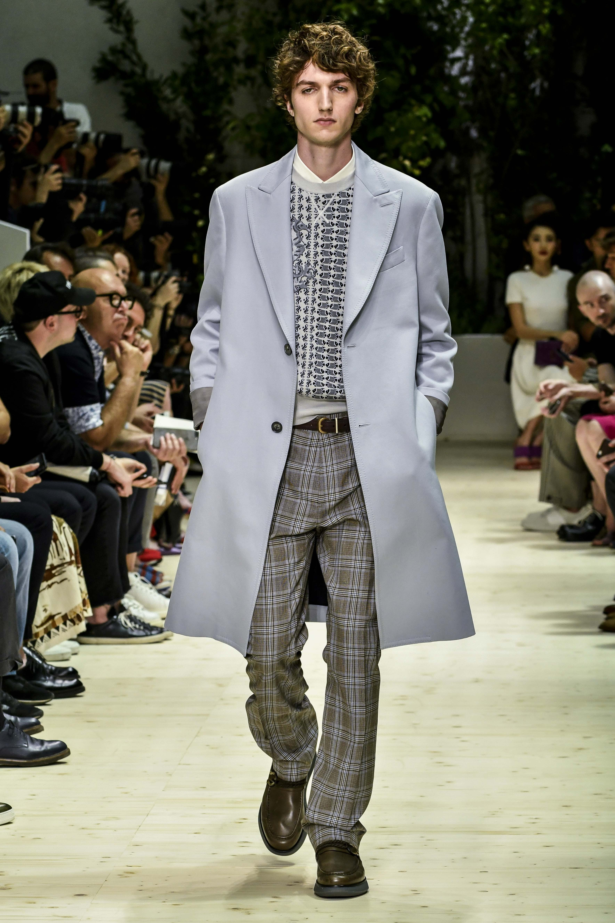 Milan Men's Fashion Week Spring Summer: Ein taubengrauer Mantel in Kombination mit einer karierten Hose bei Salvatore Ferragamo