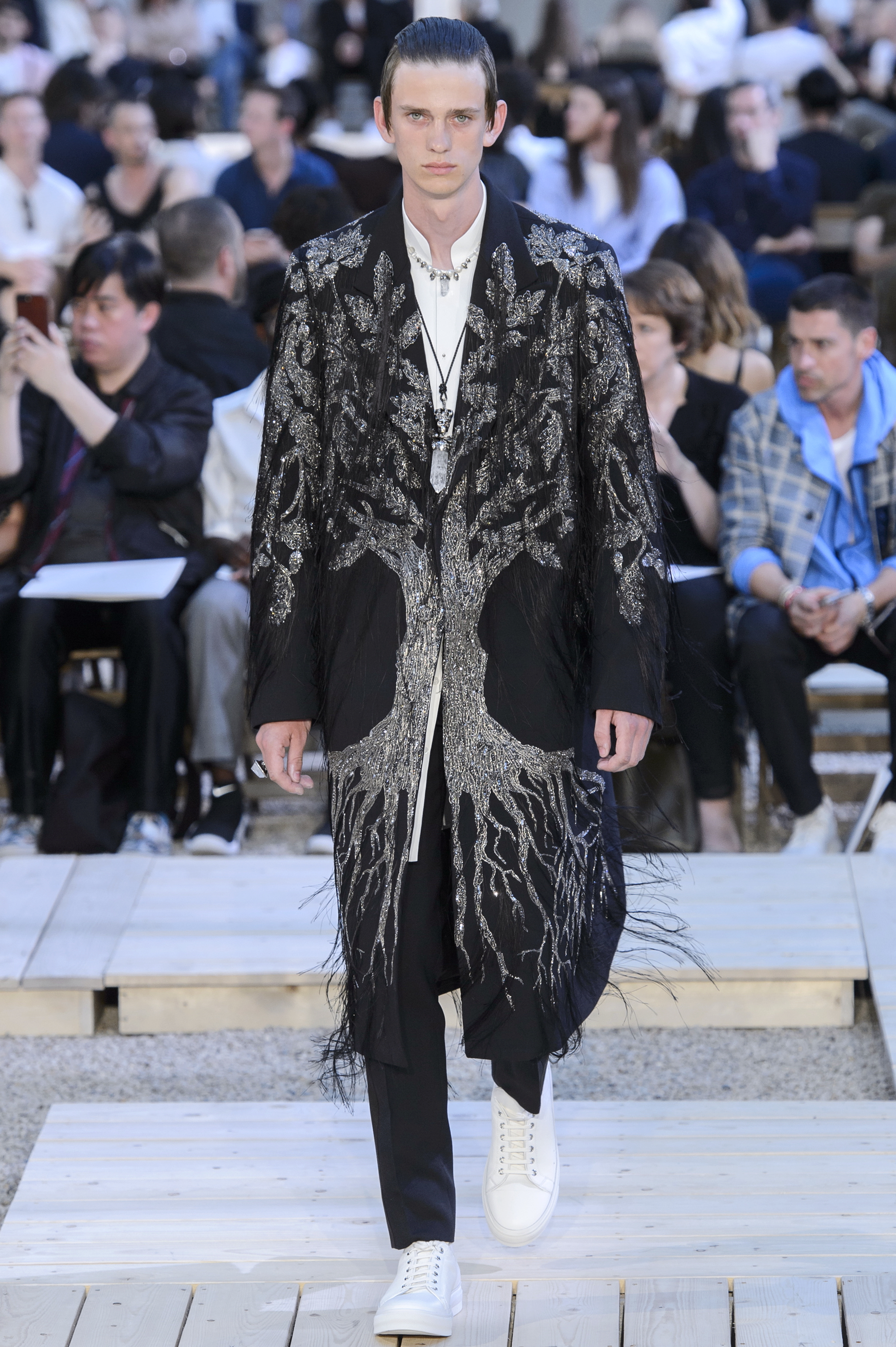 Paris Fashion Week Ready to Wear Spring/Summer: Ein mit Perlen besetzter Mantel bei Alexander McQueen