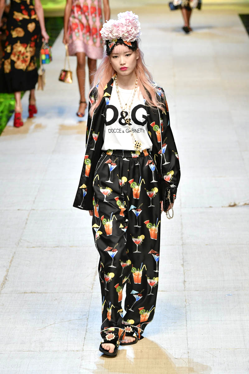 Milan Fashion Week Spring: Dolce &amp; Gabbana zeigen einen Pyjama-Look mit Cocktailglas-Print