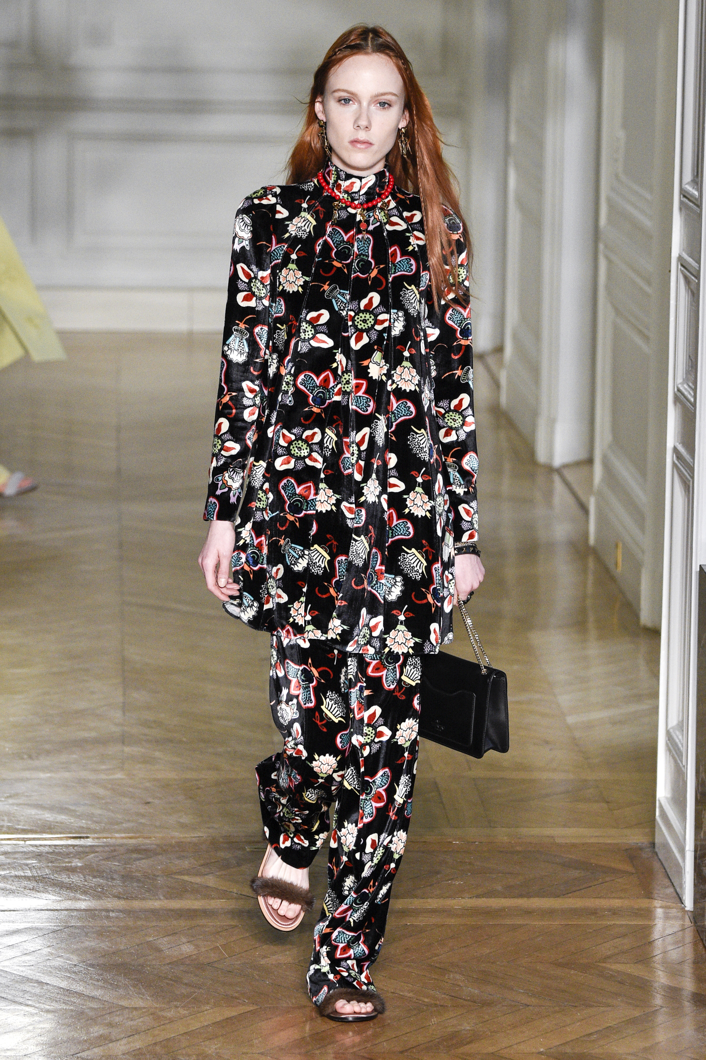Paris Fashion Week Fall: Ein Model trägt den Pyjama-Look in der Show von Valentino