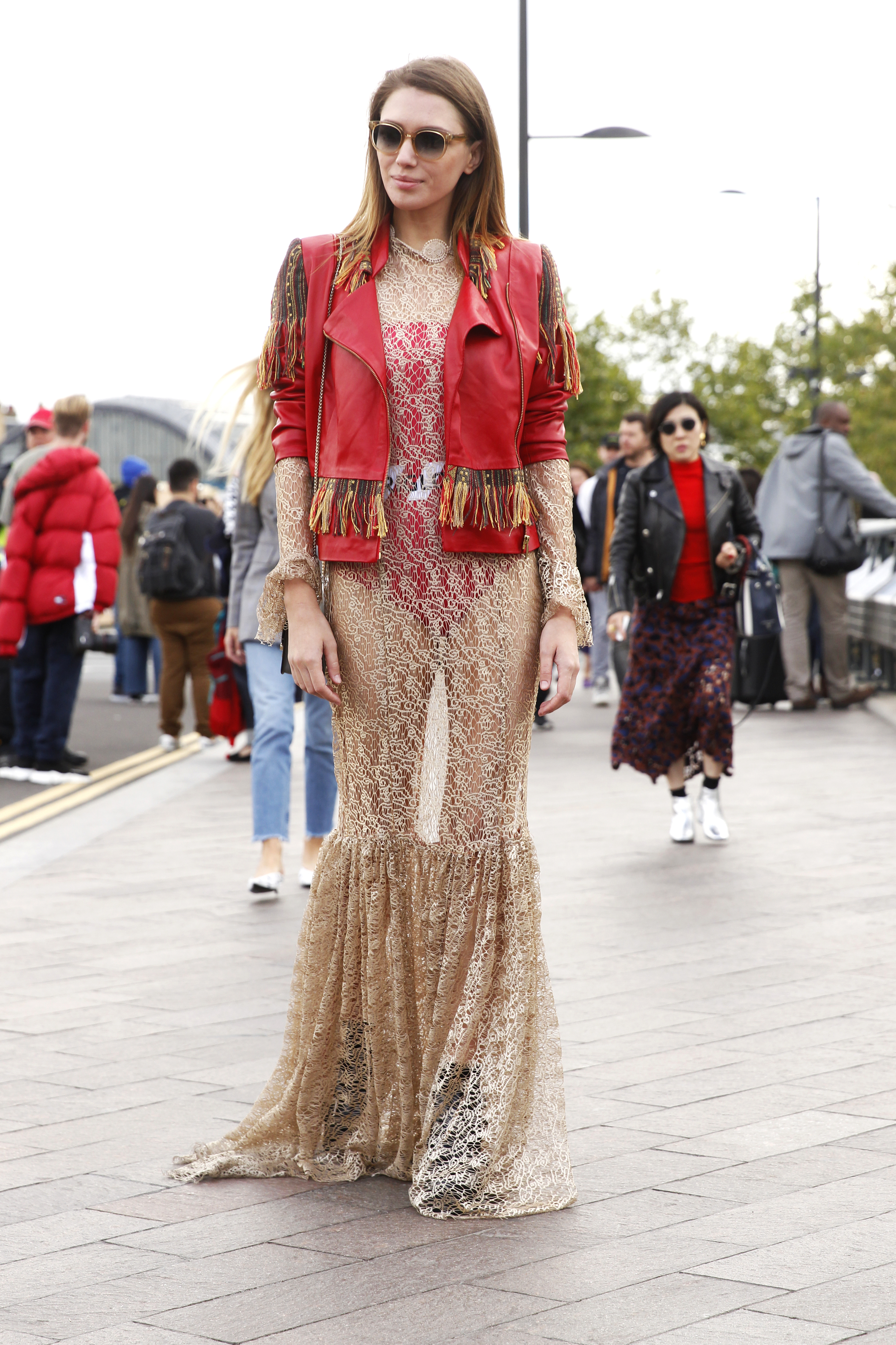 Street Style in London mit transparentem Spitzen-Kleid