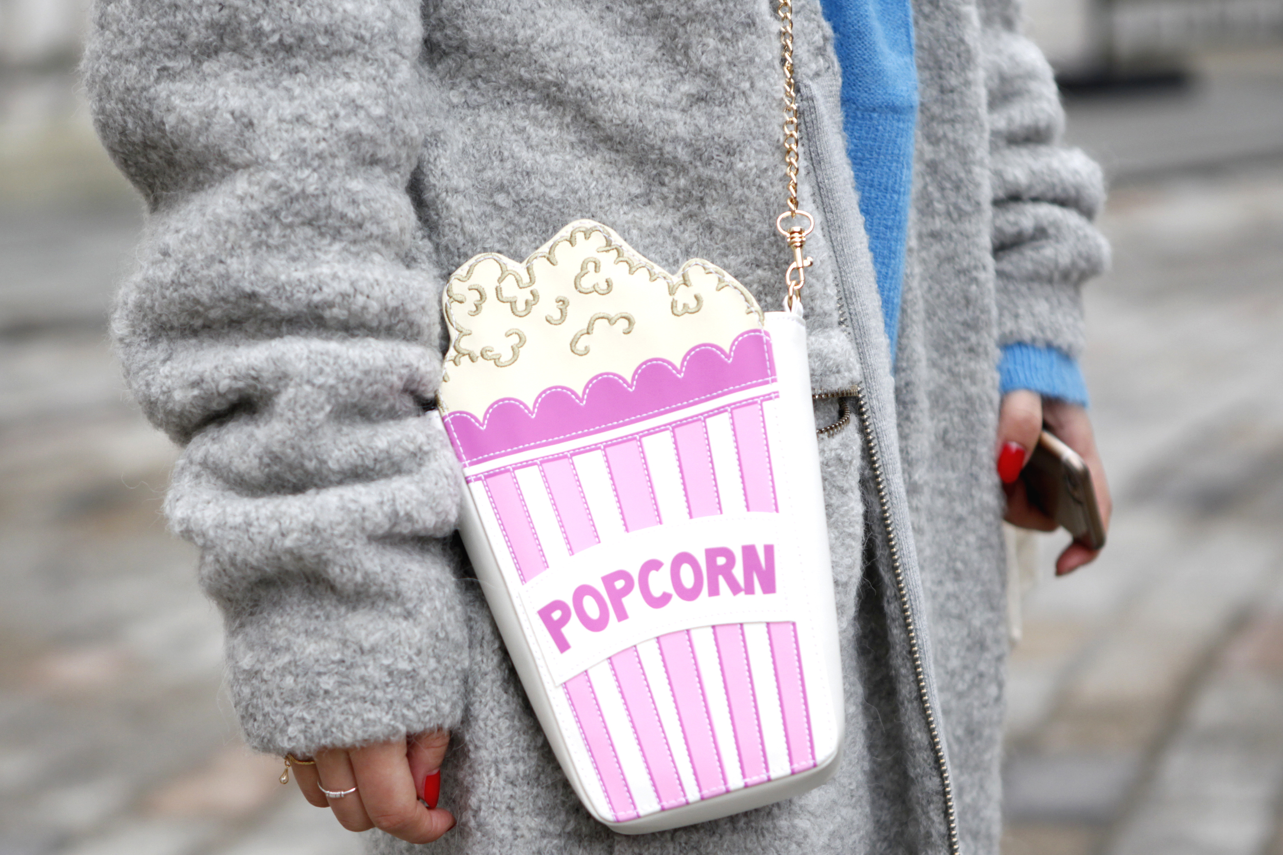 Tasche in Popcorntüten-Form als Street Style in London