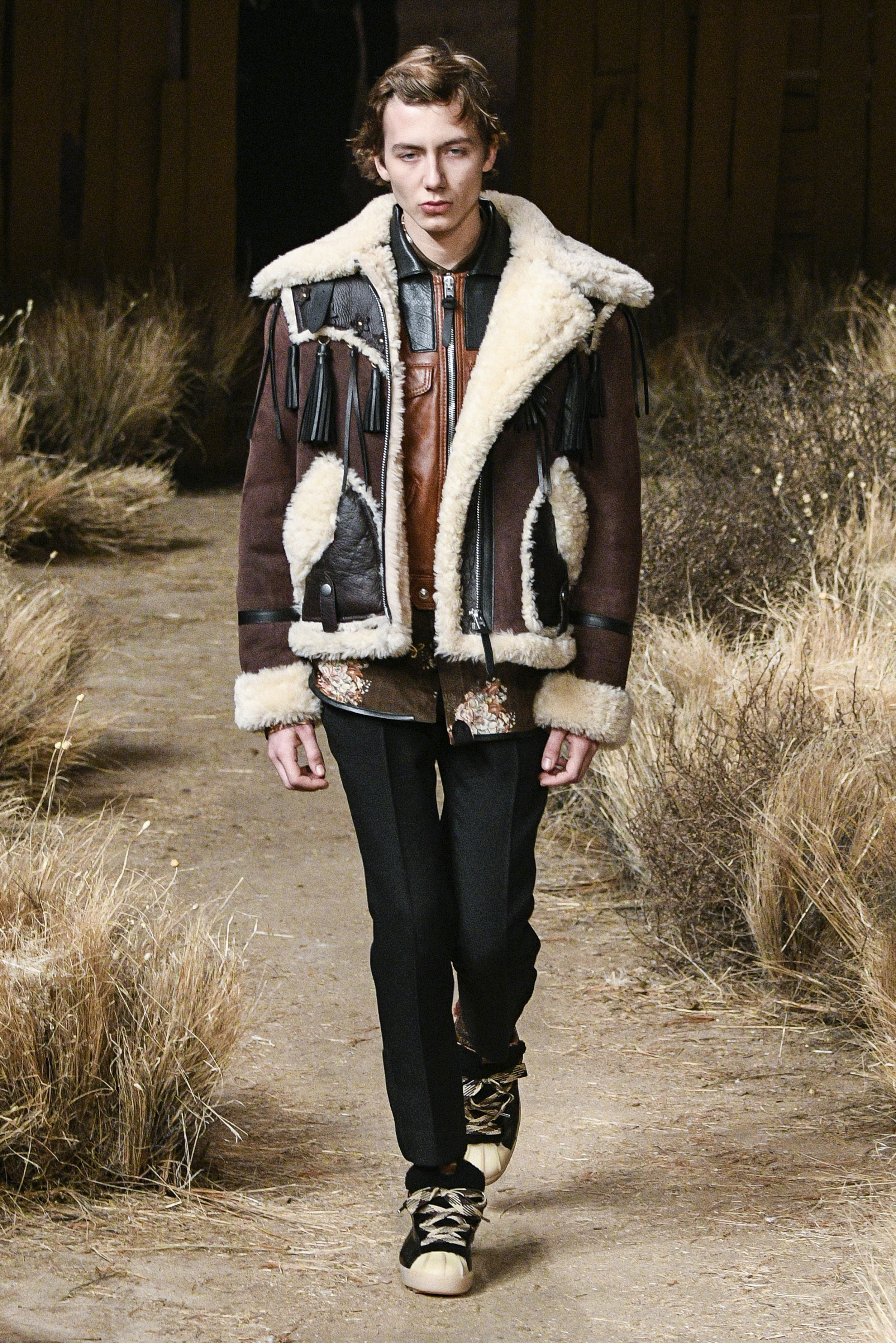 New York Fashion Week Fall: Oversize-Wildlederjacke in dunkelbraun auf dem Catwalk von Coach (ddp images)