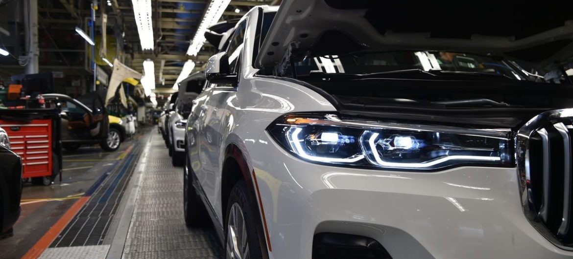Der BMW X7 rollt an