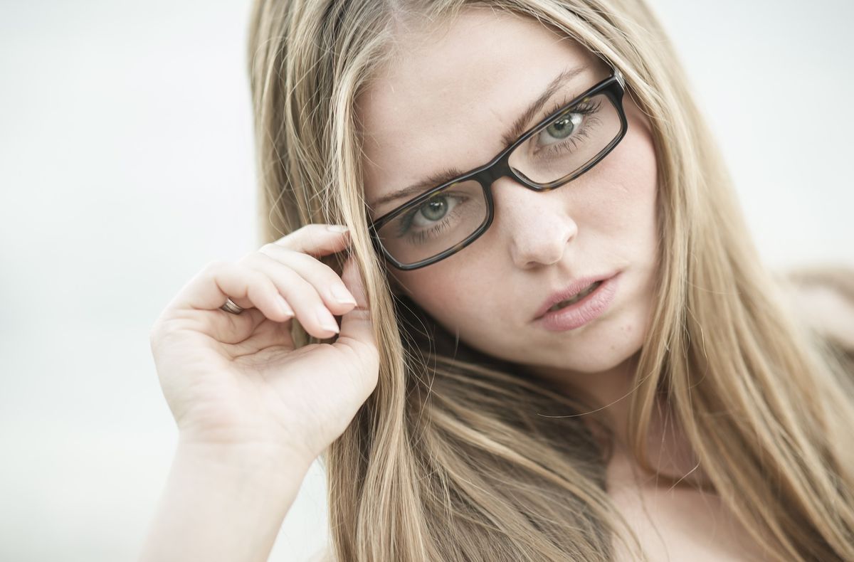 Brille oder Linse: Was ist stylisher?