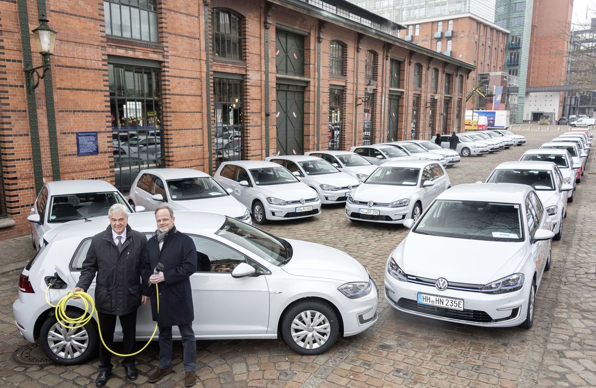 Hamburgs Verkehrs- und Wirtschaftssenator Frank Horch und Ludger Fretzen, Leiter Konzernstrategie für neue Geschäftsfelder im VW-Konzern, übergaben fünfzig E-Golf an ihre neuen Besitzer