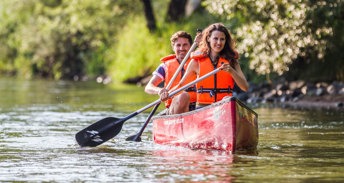 Eine der schönsten Arten sich in der Natur zu bewegen, ganz nah am Wasser: Bootswandern in Ostbayern, hier am Fluss Regen.