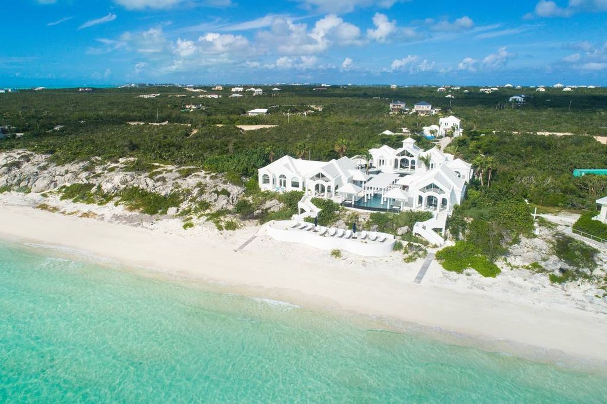 Weißer Sandstrand vor Luxusvilla für 9,9 Millionen Euro auf Turks- und Caicosinseln