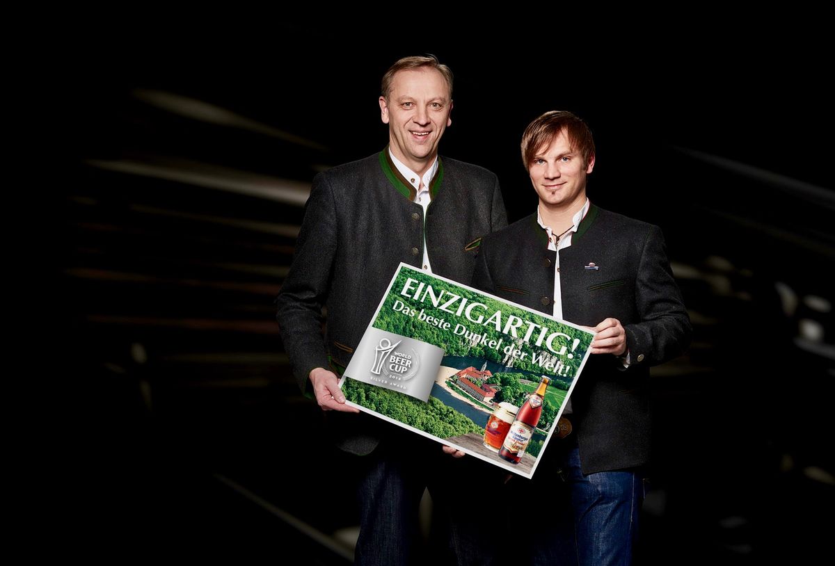 Die Weltenburger Braumeister Leonhard Resch (links) und Ludwig Mederer (rechts) freuen sich über den Gewinn der Silbermedaille beim renommierten "World Beer Cup".