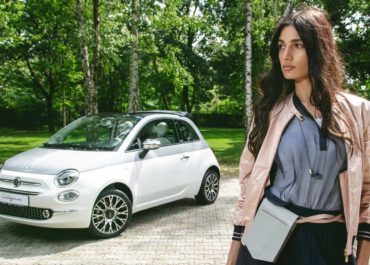 Peserico-Shooting: Fashion-Model posiert mit Fiat 500 Collezione
