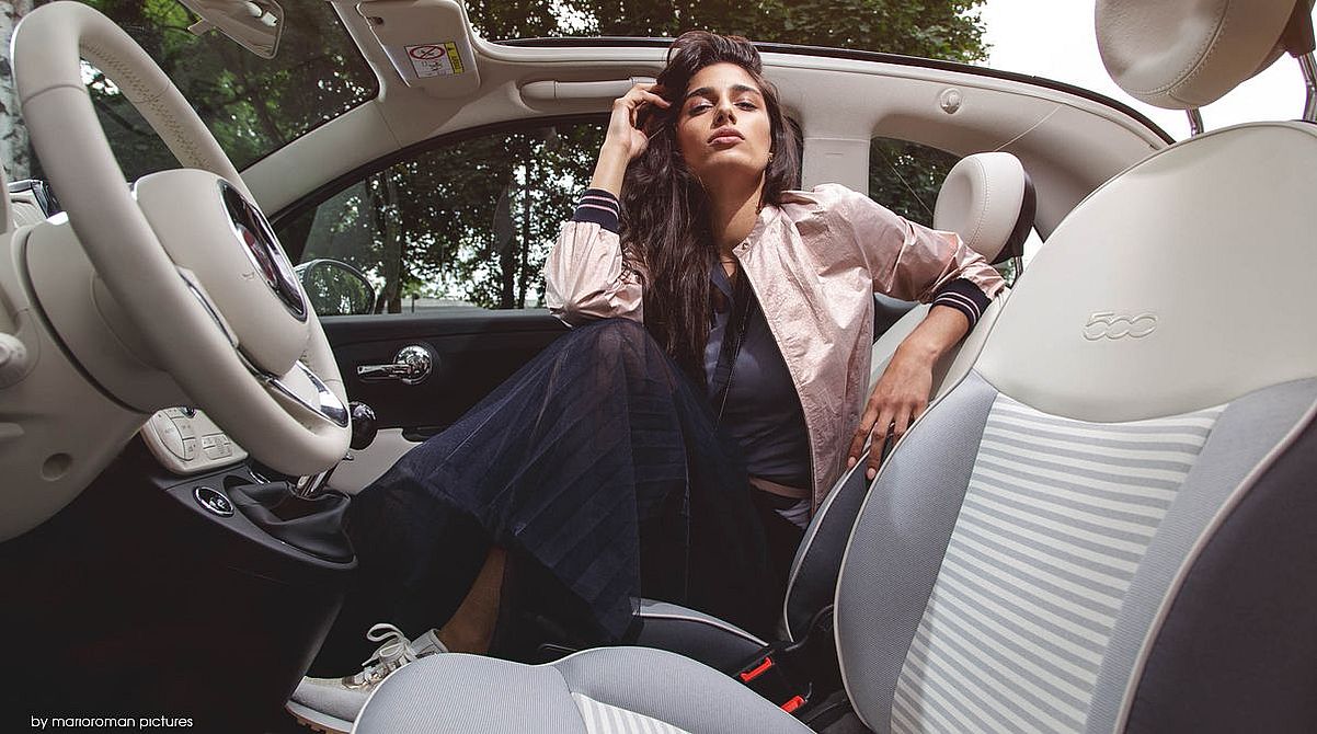 Peserico-Shooting: Fashion-Model posiert mit Fiat 500 Collezione