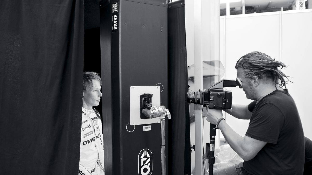 Martin Schoeller fotografiert den Porsche-LMP1-Fahrer Brendon Hartley während des Sechs-Stunden-Rennens am Nürburgring 2016