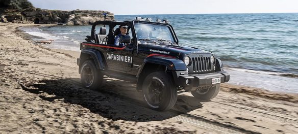 Die Strand-Polizei fährt Jeep Wrangler