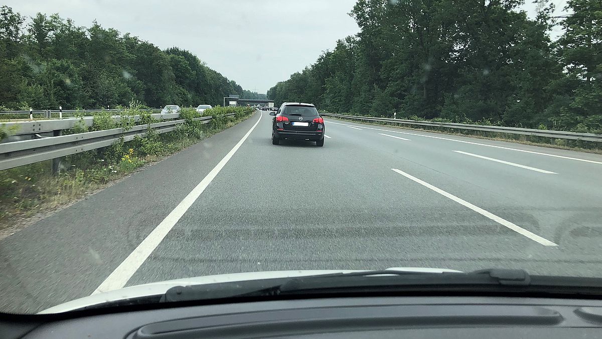 Die rechte Spur ist frei: Doch der schlimmste Linksfahrer Deutschlands, ein Mann aus Dinslaken im Opel Astra 1.7 CDTI Sports Tourer, zieht wie ein Uhrwerk über eine Strecke von 210 Kilometern auf der linken Spur seine Bahnen.