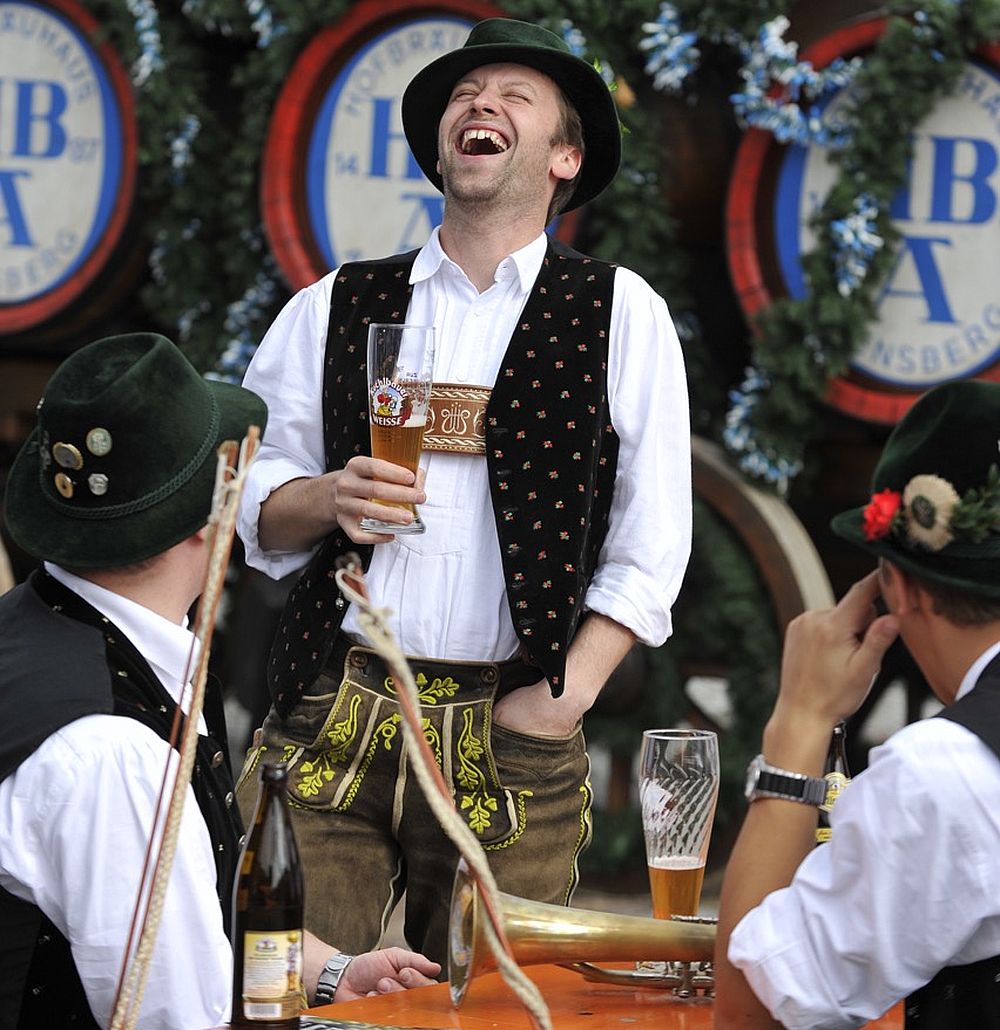 Auf den Höfen können Gäste bei den Hallertauer Hopfenwochen Ende August selbst bei der Ernte mithelfen und sich nach der Arbeit mit einer Bierprobe belohnen. 