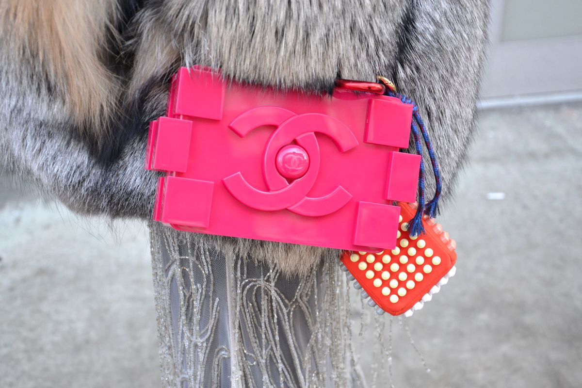 Die Chanel Plexiglass Boy Brick Lego Clutch im Street Style in New York