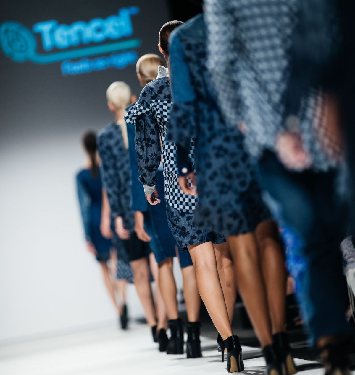 Tencel-Denim bei der Womenswear-Kollektion von Juan Carlos Gordillo