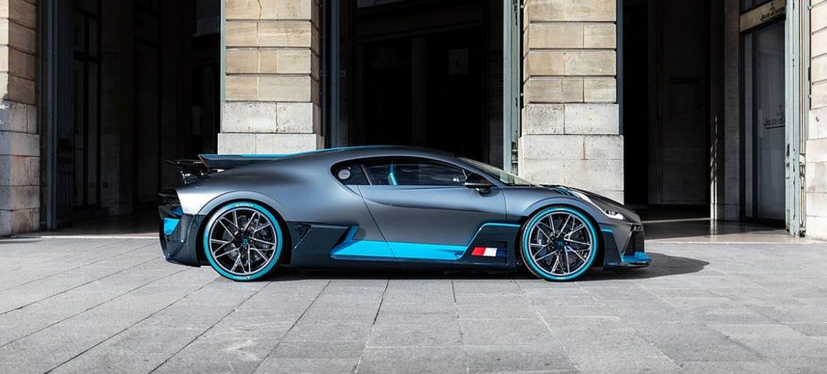 Der Bugatti Divo posiert in Paris
