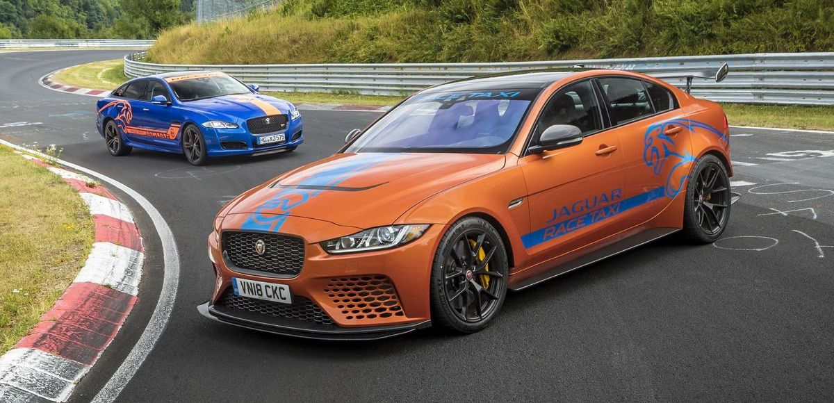 Als Renntaxi am Nürburgring im Einsatz: Jaguar XE SV Project 8 (vorne) und XJR.