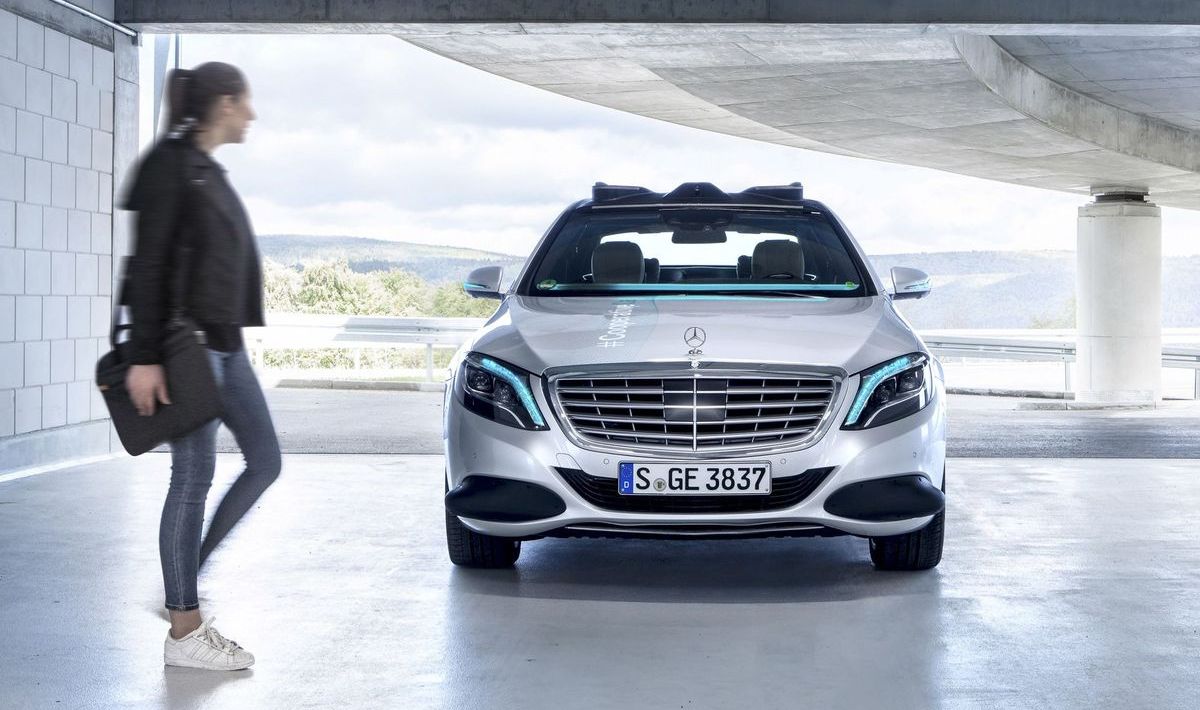 Mercedes-Benz S-Klasse mit 360-Grad-Lichtsignalisation für autonome Fahrten