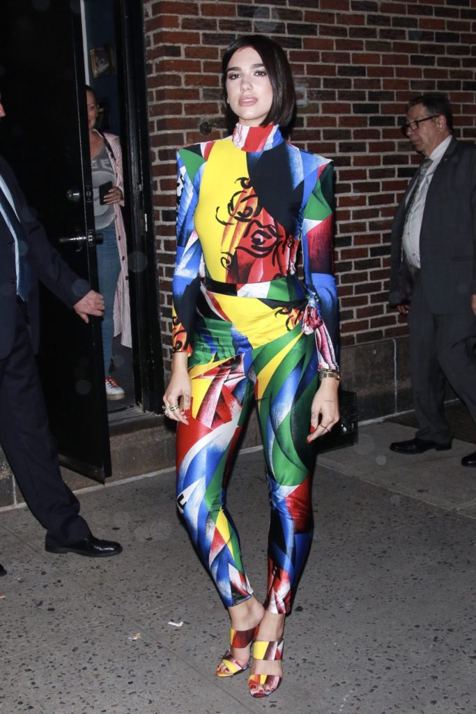Dua Lipa trägt bei The Late Show mit Stephen Colbert einen Jumpsuit von Versace