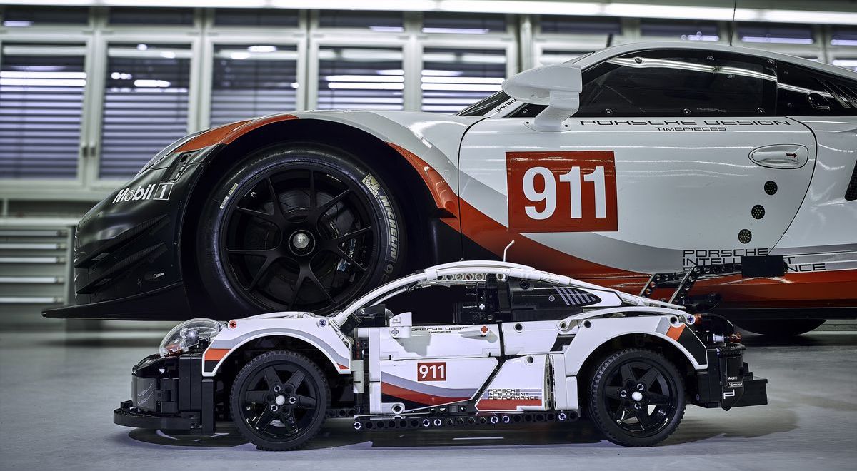 Porsche 911 RSR von Lego Technic (1:8) vor dem Original