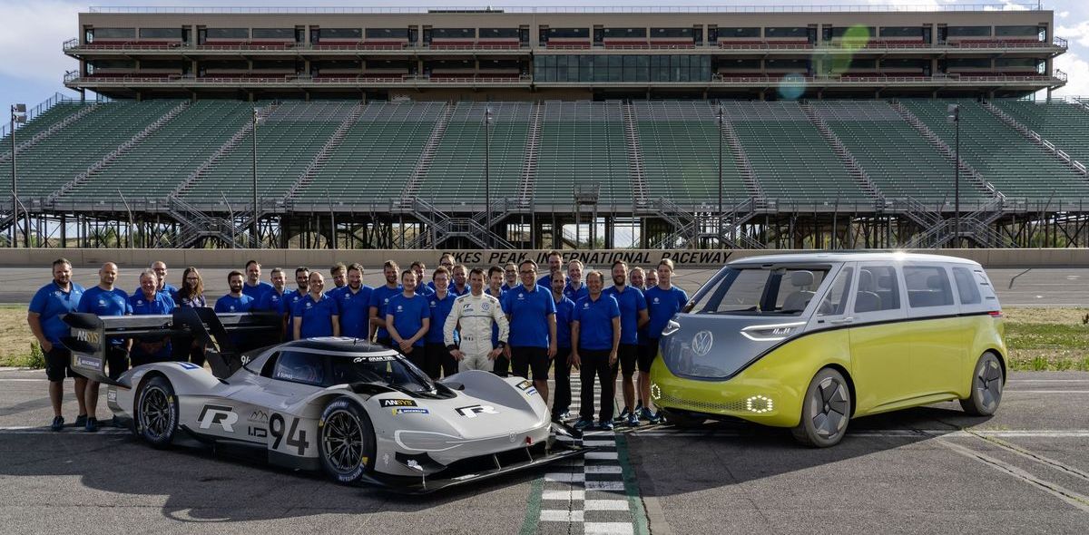 Das Volkswagen-Motorsport-Team mit Rekordfahrer Romain Dumas und dem Volkswagen ID R Pikes Peak sowie dem ID Buzz.