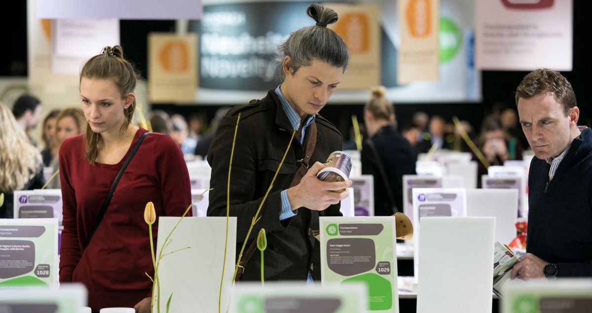 Prüfende Blicke am Neuheitenstand: Rund 700 Produkte präsentieren Aussteller aus knapp 100 Ländern in diesem Jahr bei den Messen Biofach und Vivaness in Nürnberg. 