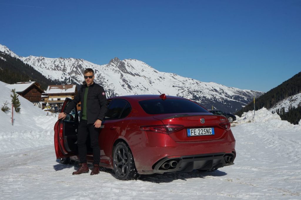 Tom Wlaschiha testete auch die Alfa Romeo Giulia Quadrifoglio auf Schnee.