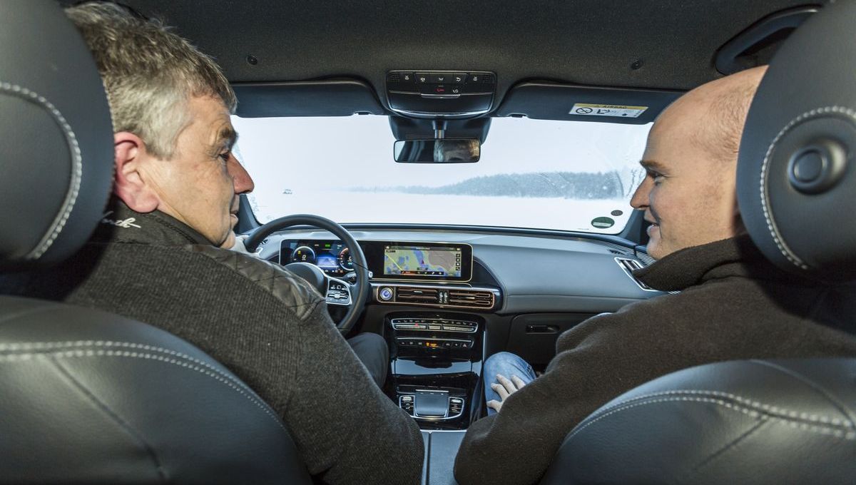 Der Baureihenverantwortliche Michael Kelz nimmt Autor Jens Meiners mit auf eine Fahrt im Mercedes-Benz EQC.