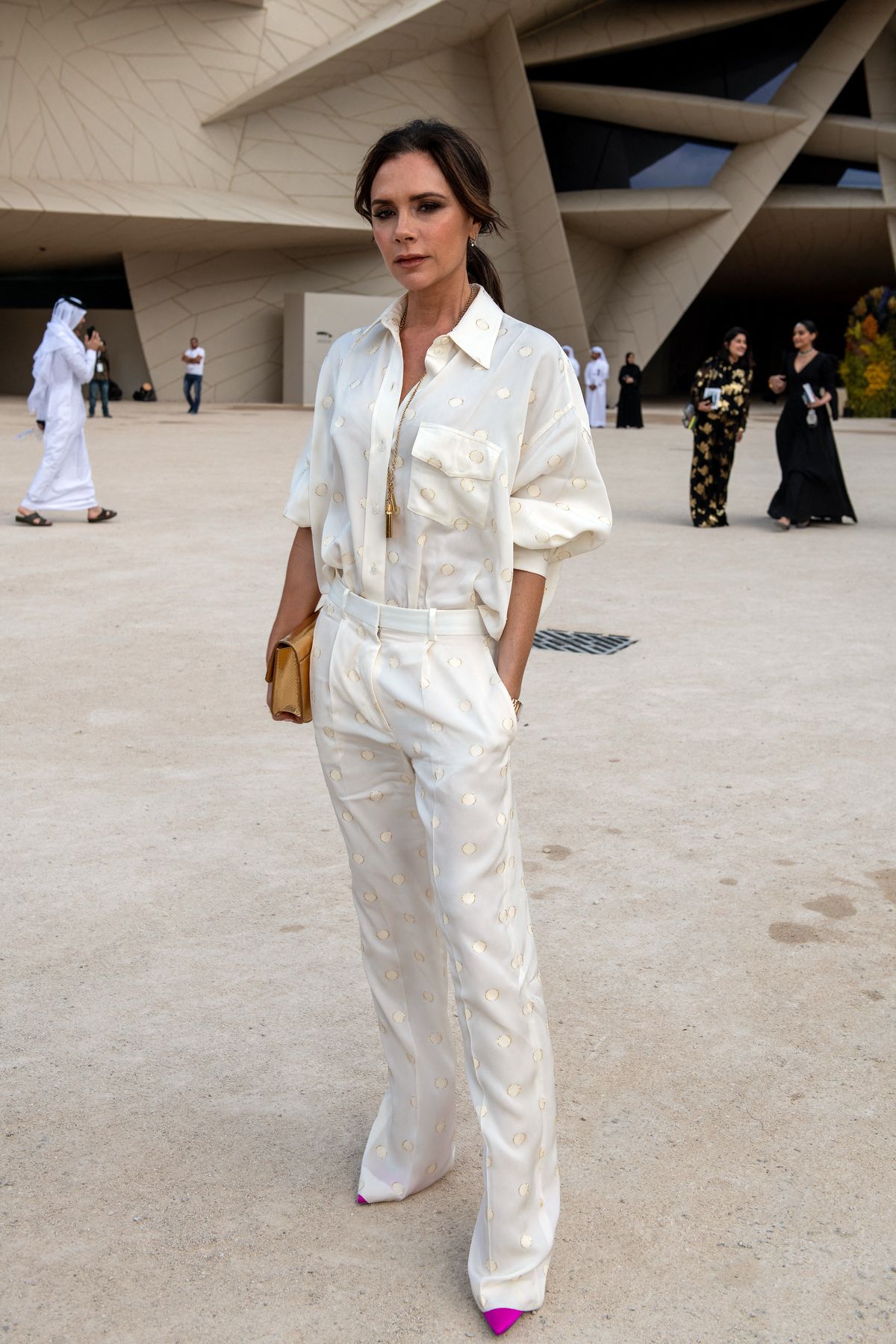 Victoria Beckham in einem cremefarbenen Outfit ihres eigenen Labels.